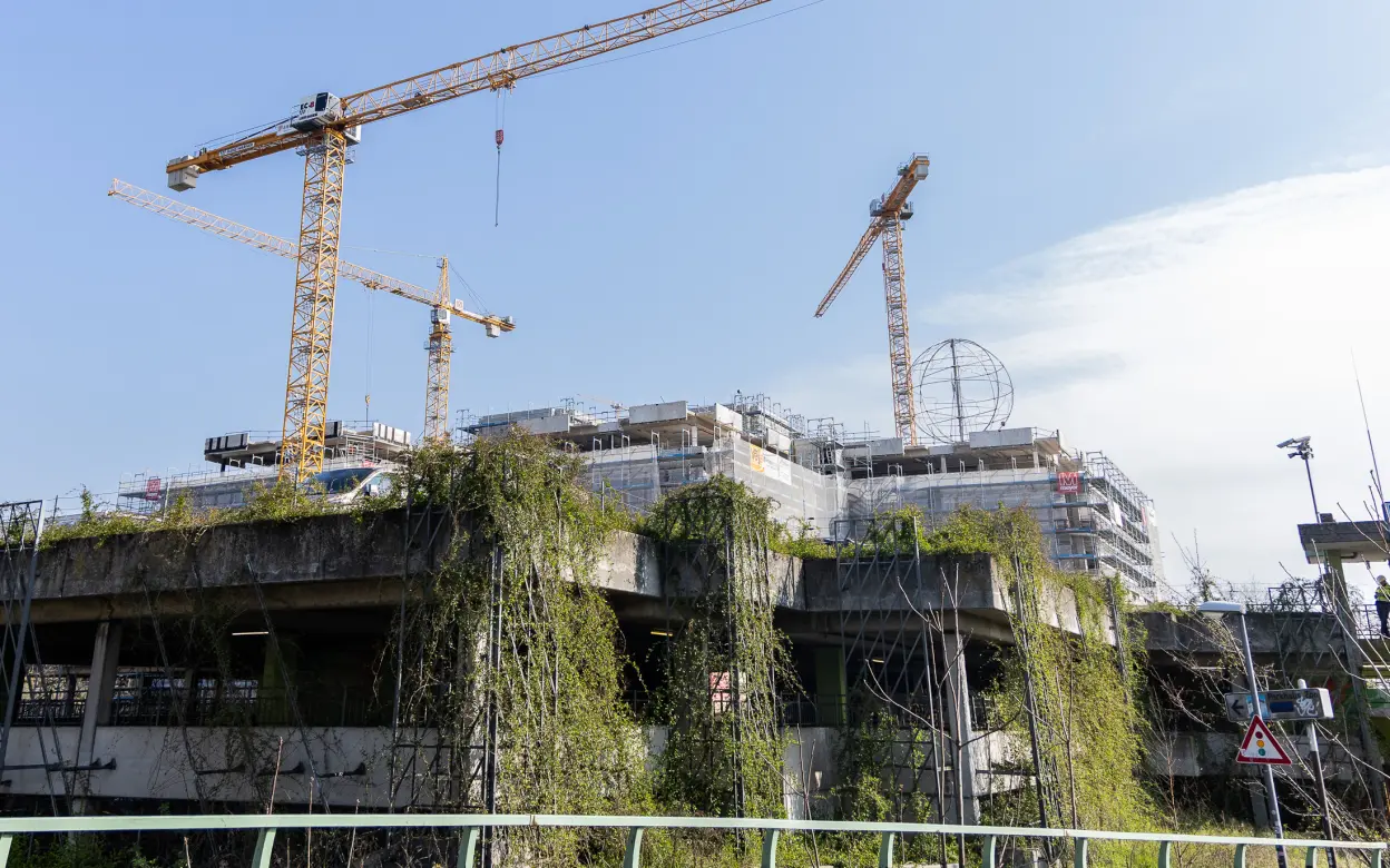 Blick auf die Baustelle der DEVK Zentrale mit Zooparkhaus im Vordergrund