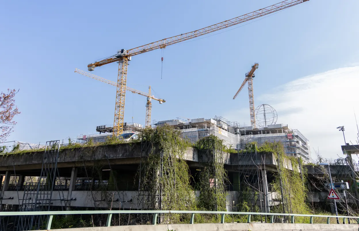Blick auf die Baustelle der DEVK Zentrale mit Zooparkhaus im Vordergrund