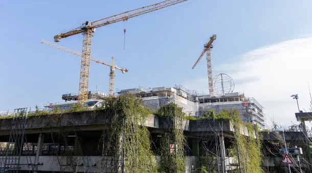 Blick auf die Baustelle der DEVK Zentrale mit Zooparkhaus im Vordergrund