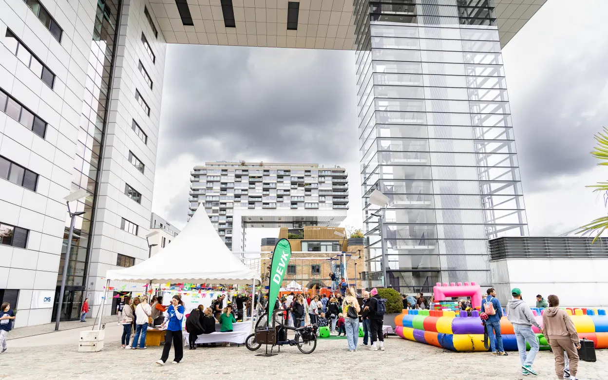 DEVK-Stand an den Kranhäusern des Weltkindertag-Fests