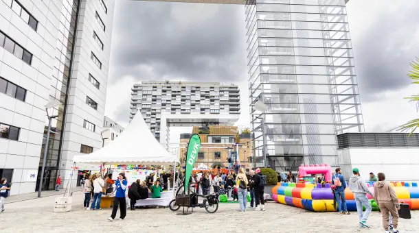 DEVK-Stand an den Kranhäusern des Weltkindertag-Fests