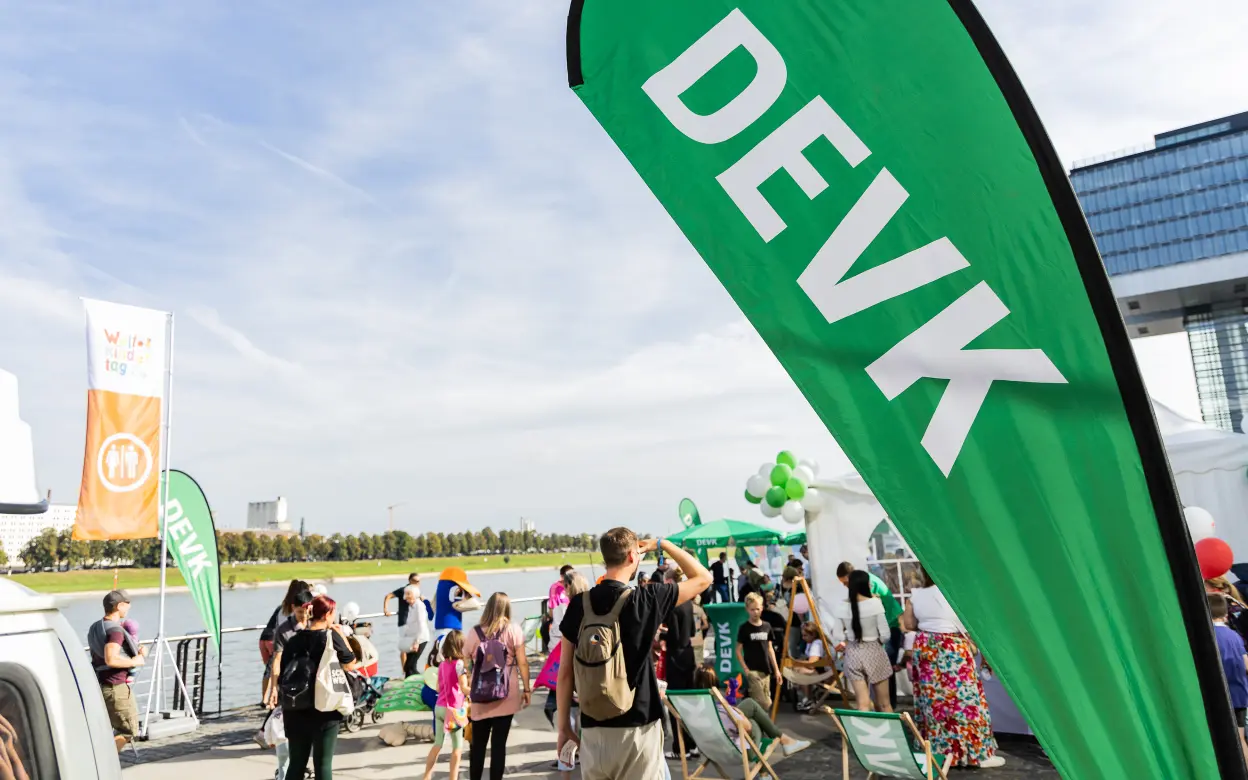 DEVK-Stand am Rheinufer des Weltkindertag-Fests
