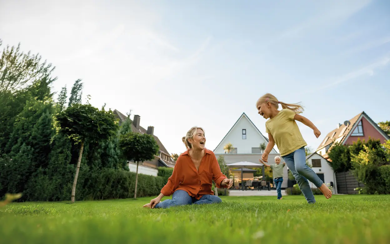 Fröhliche Familie im Garten hinter dem Haus
