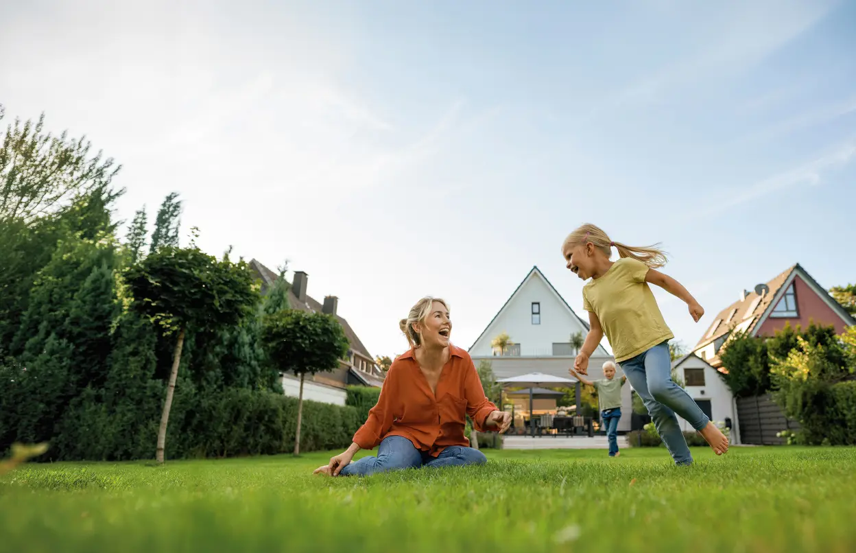 Fröhliche Familie im Garten hinter dem Haus