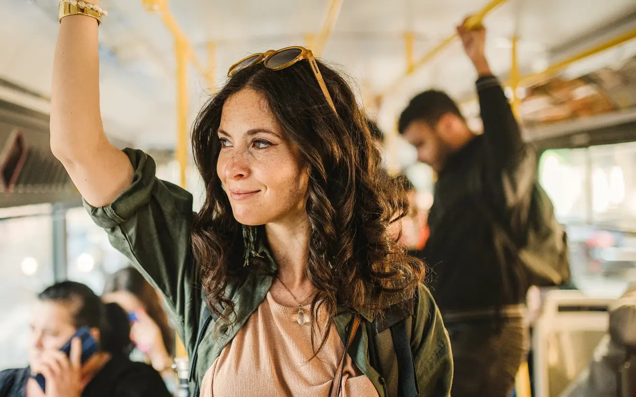 Glückliche junge Frau in der Bahn