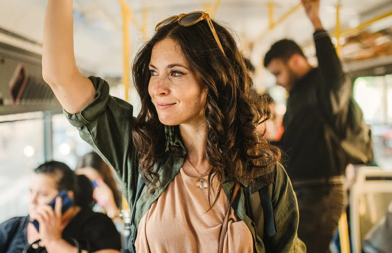 Glückliche junge Frau in der Bahn