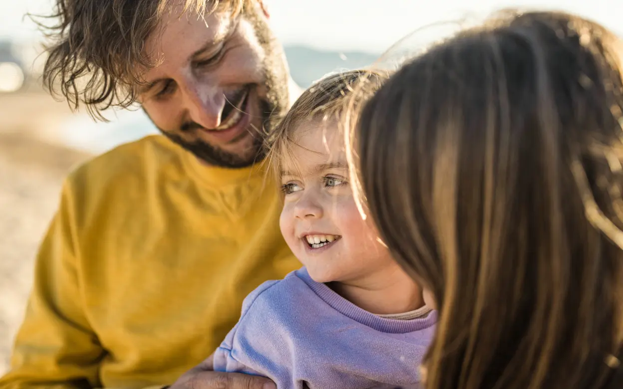 Eine fröhliche Familie am Strand