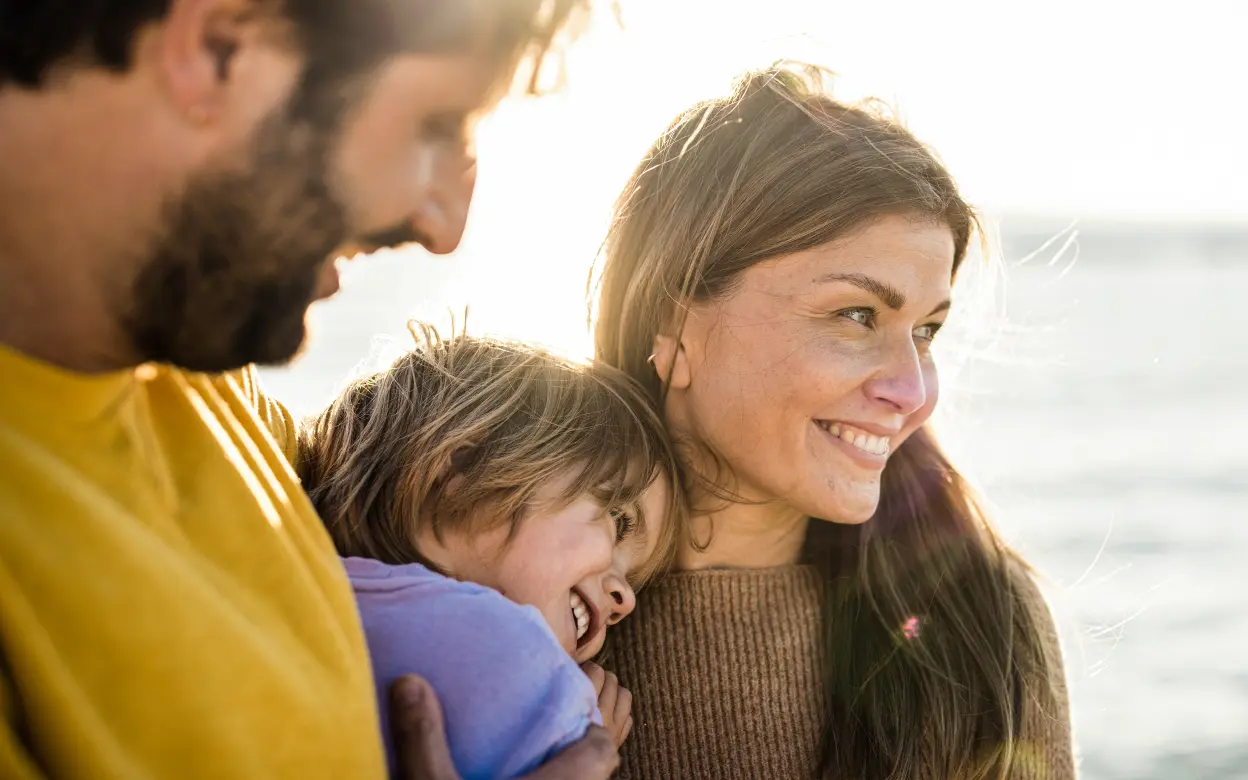 Eine fröhliche Familie am Strand