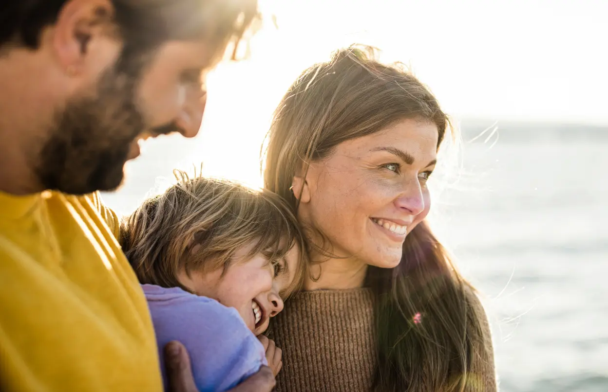 Eine fröhliche Familie am Strand