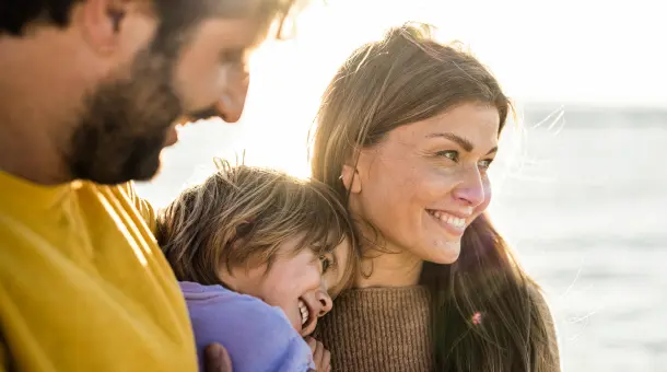 Eine fröhliche Familie am Strand