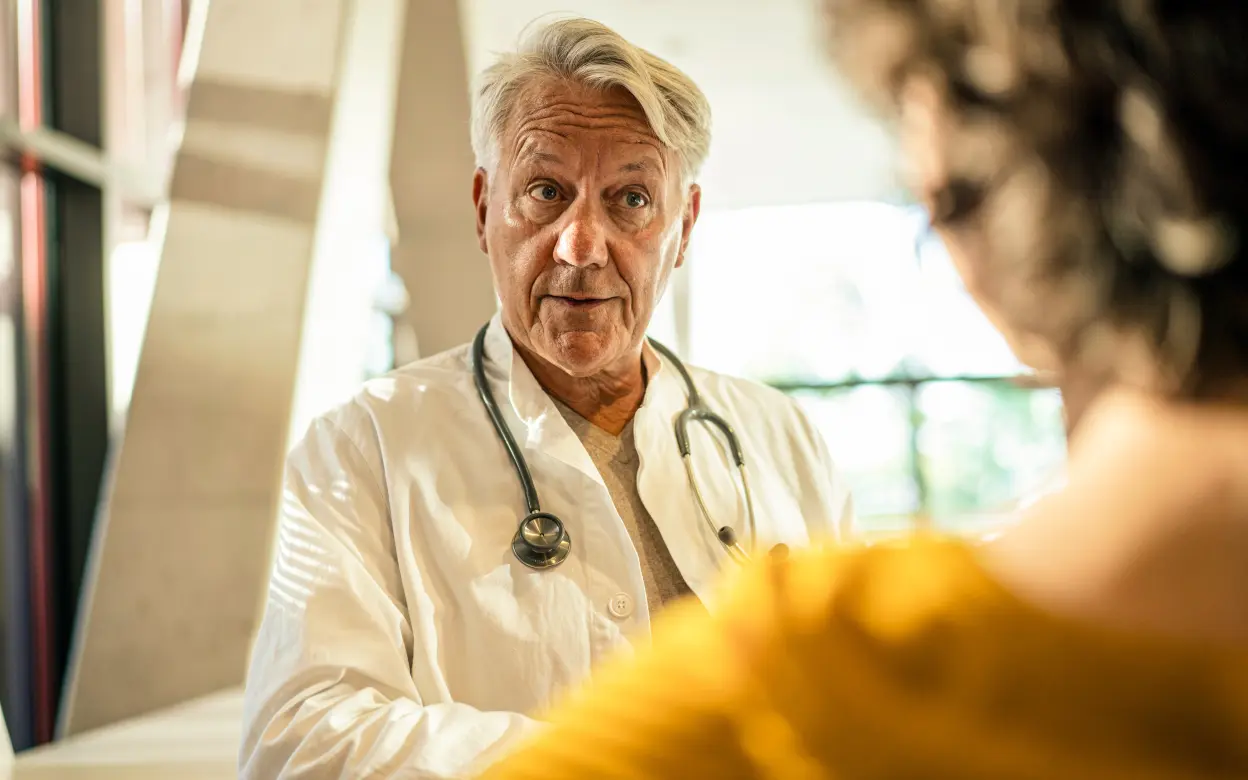 Arzt spricht mit einer Frau