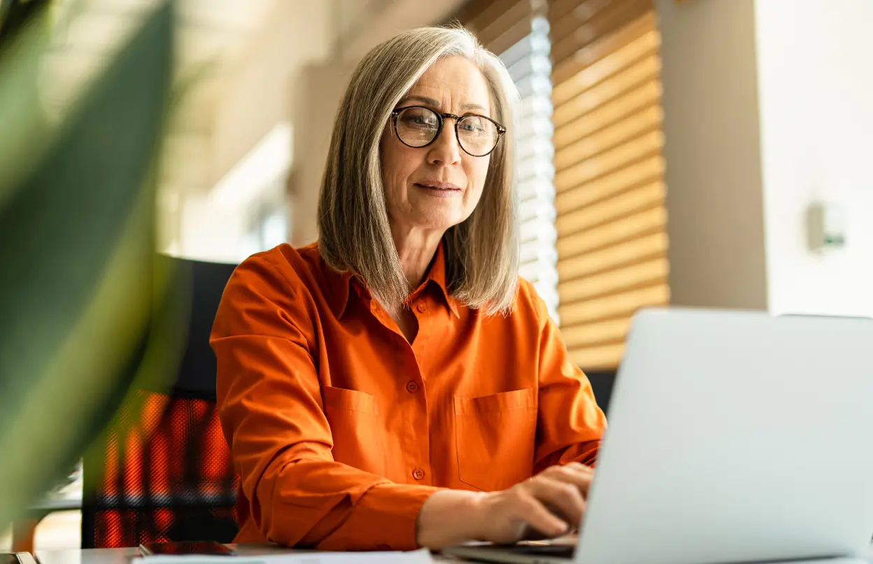 Frau schaut sich ihre Geldanlage am Laptop an
