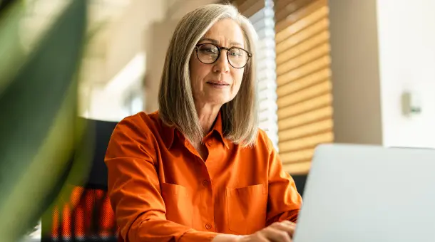 Frau schaut sich ihre Geldanlage am Laptop an