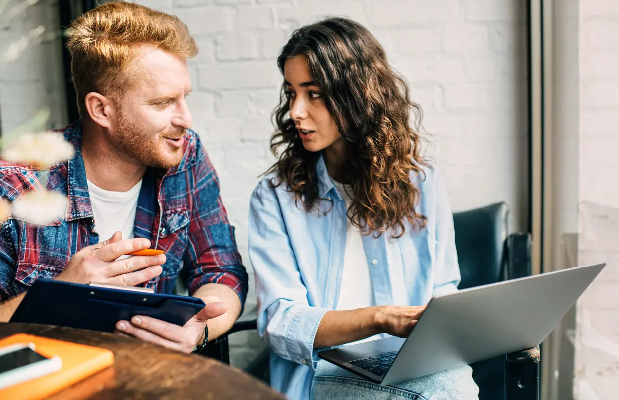 Ehepaar diskutiert über Finanzen