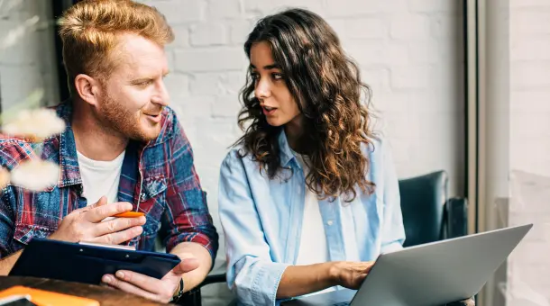 Ehepaar diskutiert über Finanzen