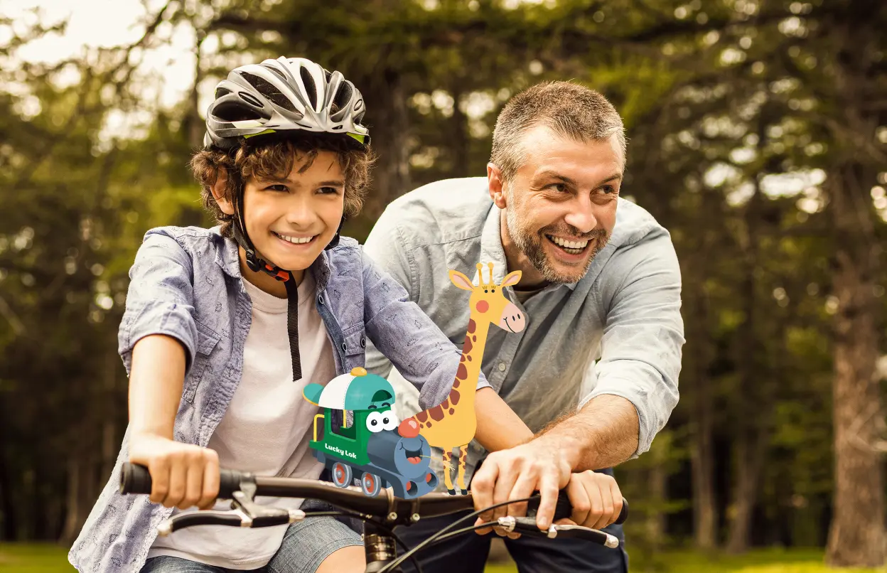 Vater hilft Sohn beim Fahrradfahren