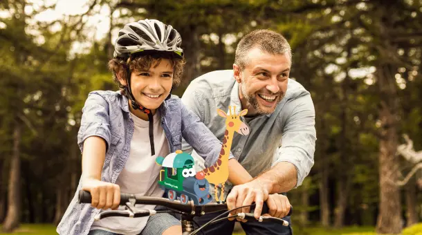 Vater hilft Sohn beim Fahrradfahren