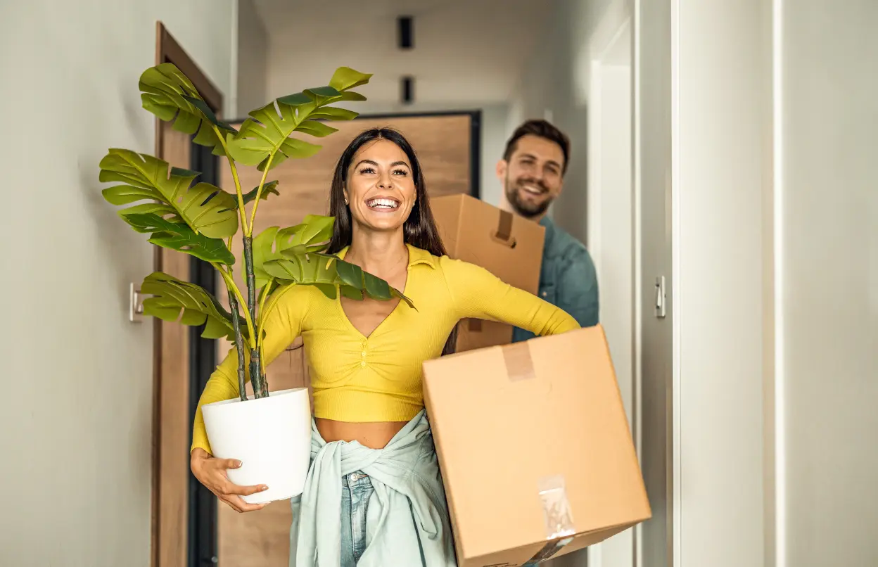 Paar zieht gut gelaunt in neue Wohnung ein