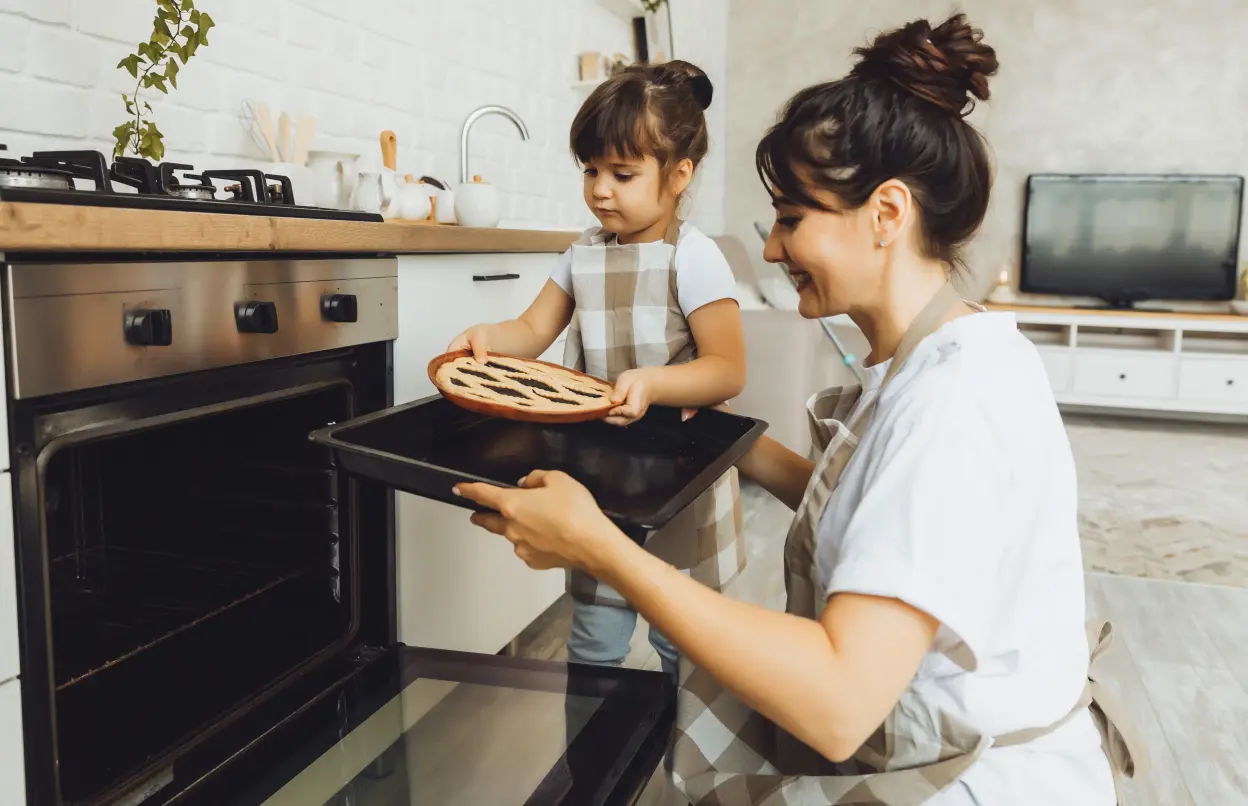 Mutter und Tochter backen gemeinsam.