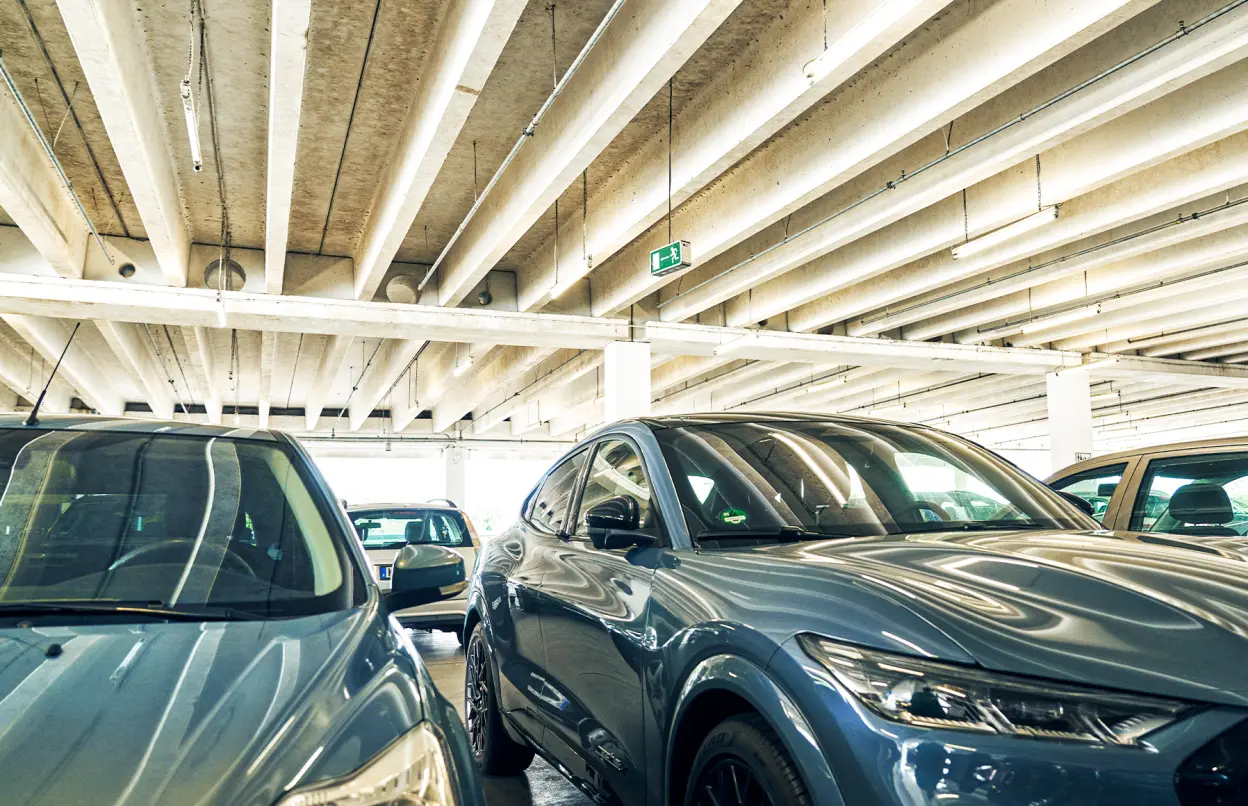Autos stehen im Parkhaus.