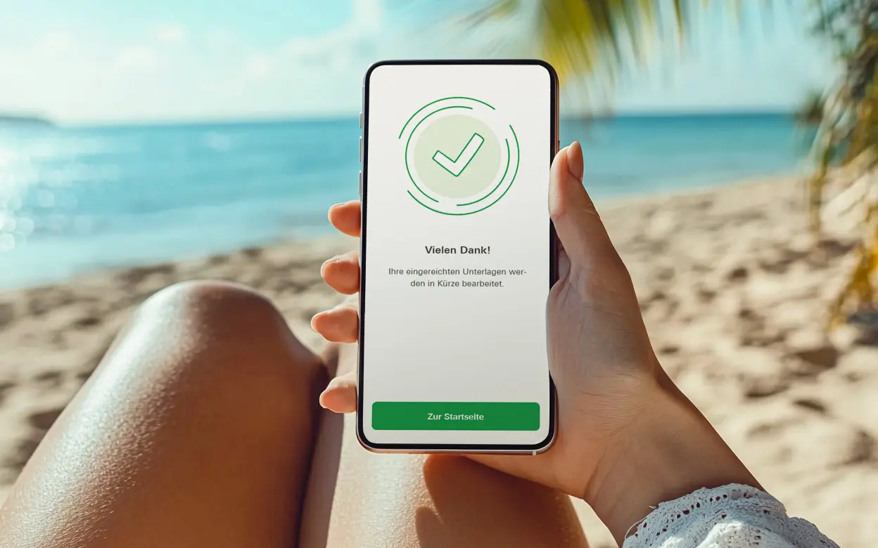 Frau am Strand schaut App auf dem Smartphone an