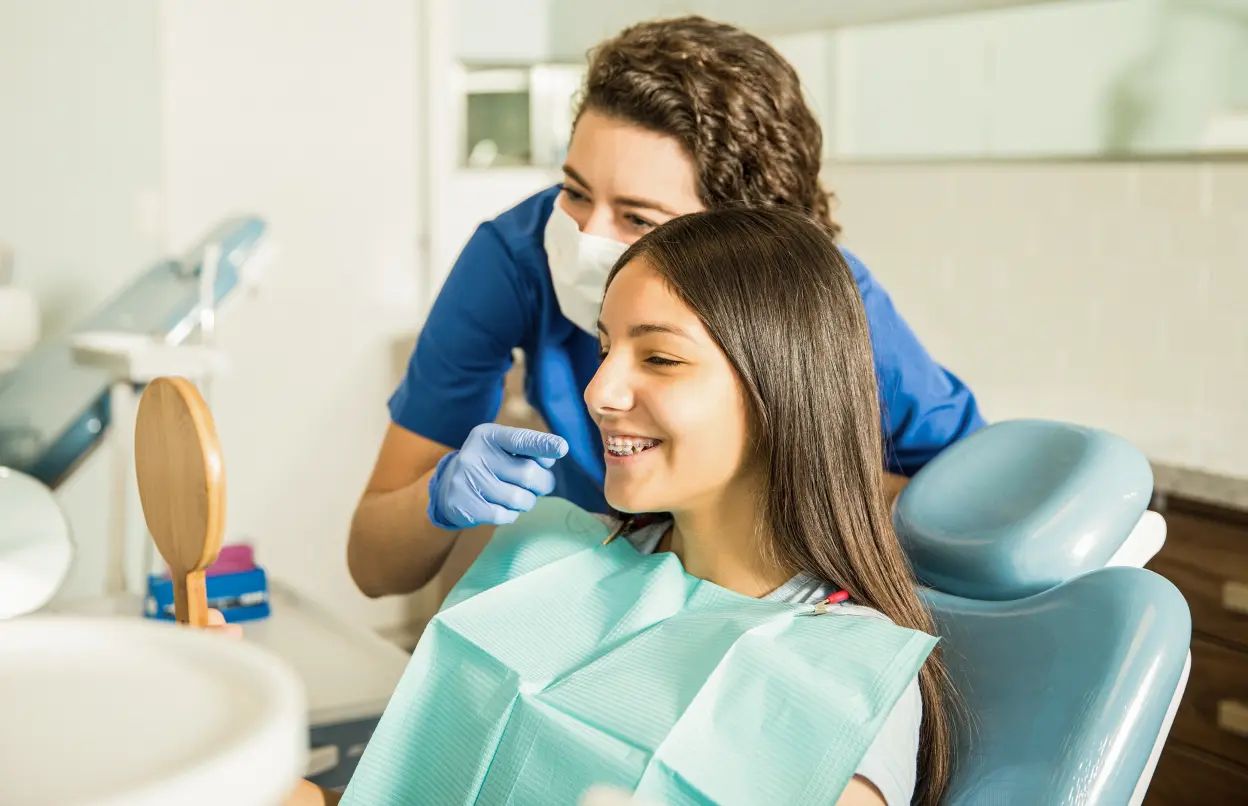 Frau wird neu eingesetzte feste Spange präsentiert