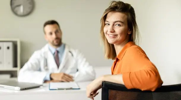 Frau lässt sich von ihrem Arzt beraten
