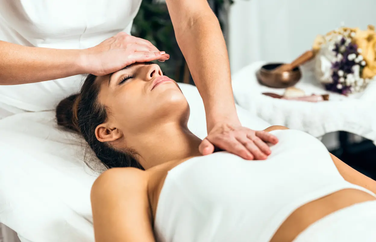 Frau wird massiert