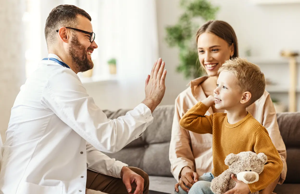 Frau besucht mit Sohn den Kinderarzt