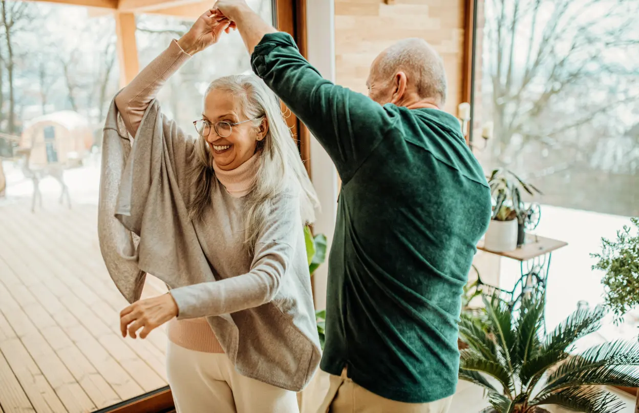 Älteres Ehepaar tanzt im Wohnzimmer