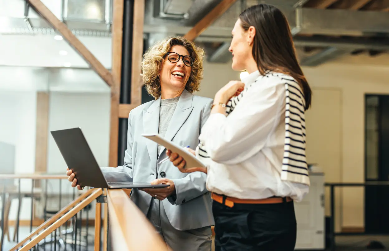 Zwei Kolleginnen tauschen sich im Gespräch aus
