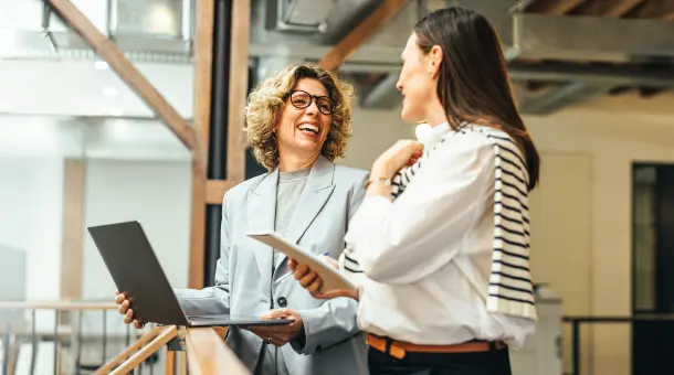 Zwei Kolleginnen tauschen sich im Gespräch aus