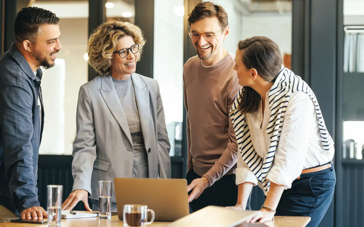 Kolleginnen und Kollegen tauschen sich im Meeting aus
