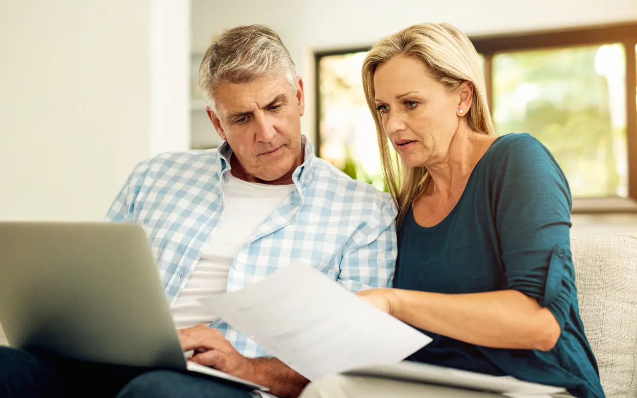 Paar schaut sich Dokument gemeinsam an