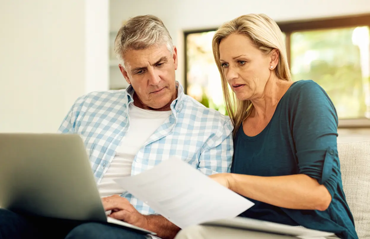 Paar schaut sich Dokument gemeinsam an