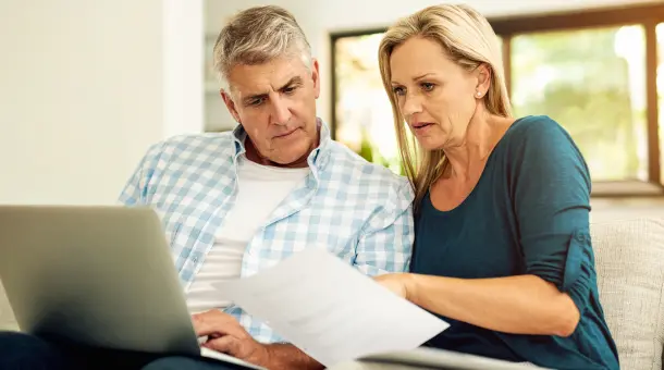 Paar schaut sich Dokument gemeinsam an