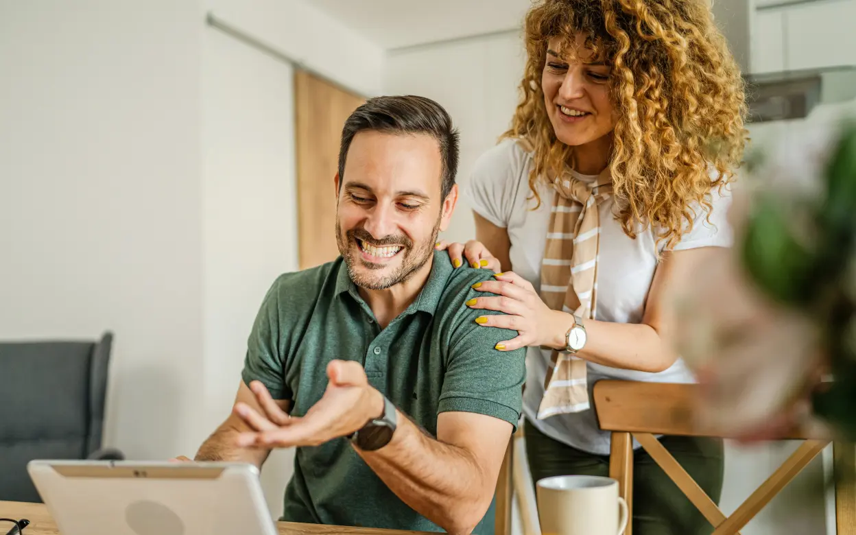 Paar schaut gemeinsam auf ein Tablet