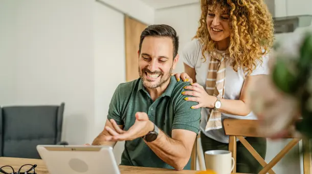 Paar schaut gemeinsam auf ein Tablet