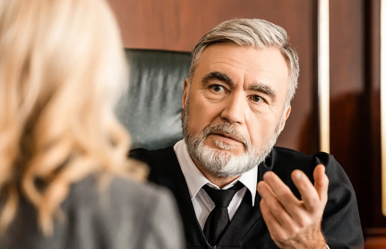 Richter spricht mit Anwalt im Gerichtssaal