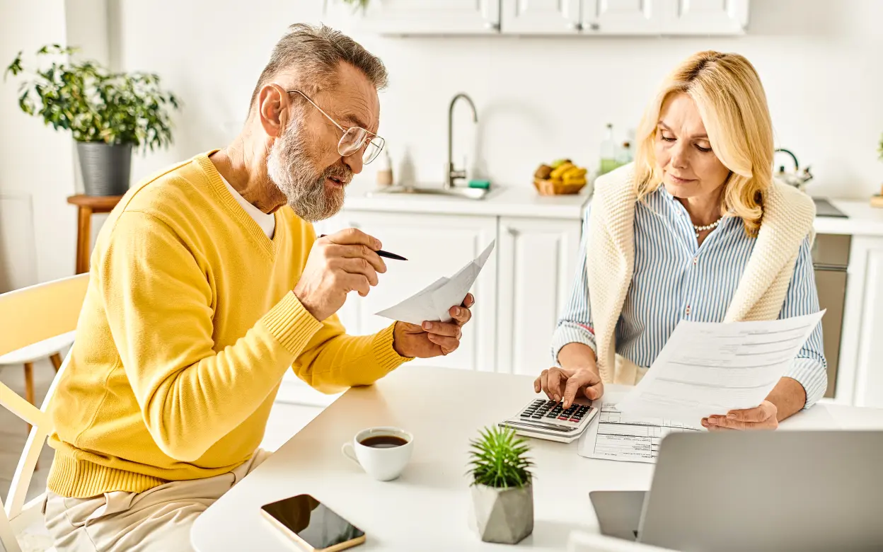 Paar schaut sich konzentriert Dokumente an
