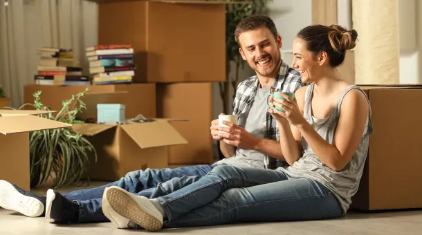 Paar macht während eines Umzugs Pause 