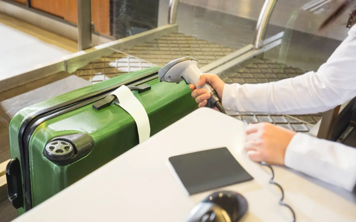 Banderole an Koffer wird vor Flugreise gescannt