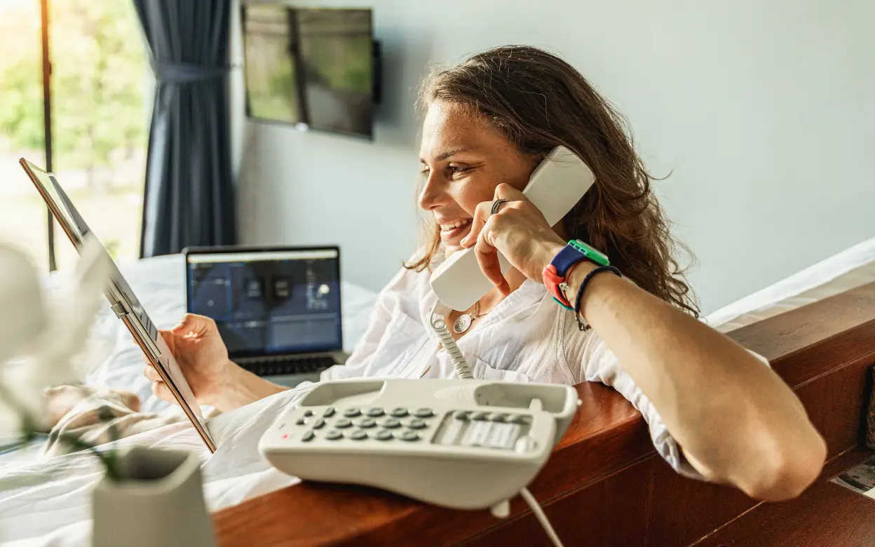Frau telefoniert mit Kundenservice