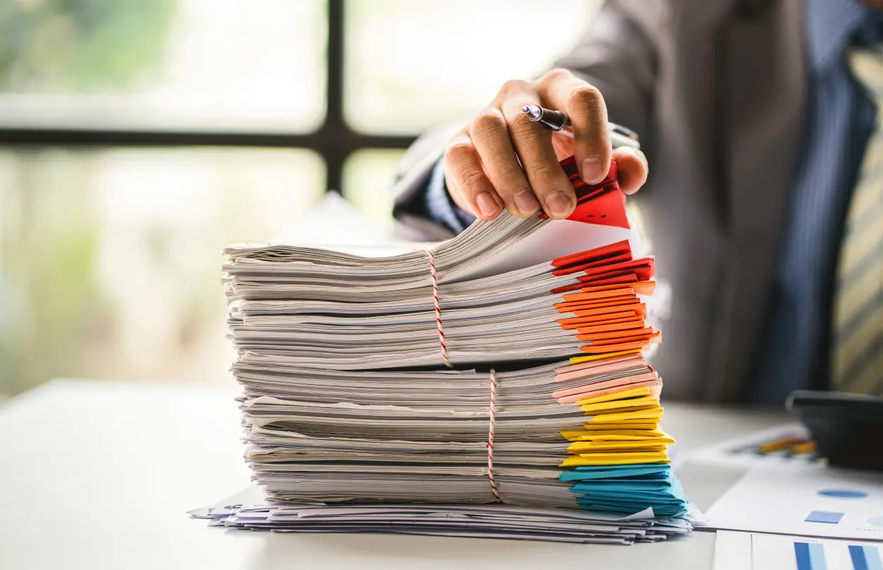 Hand durchsucht Dokumentenstapel