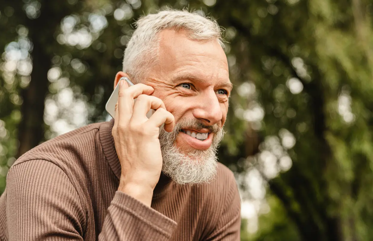 Ein Mann telefoniert und lächelt.
