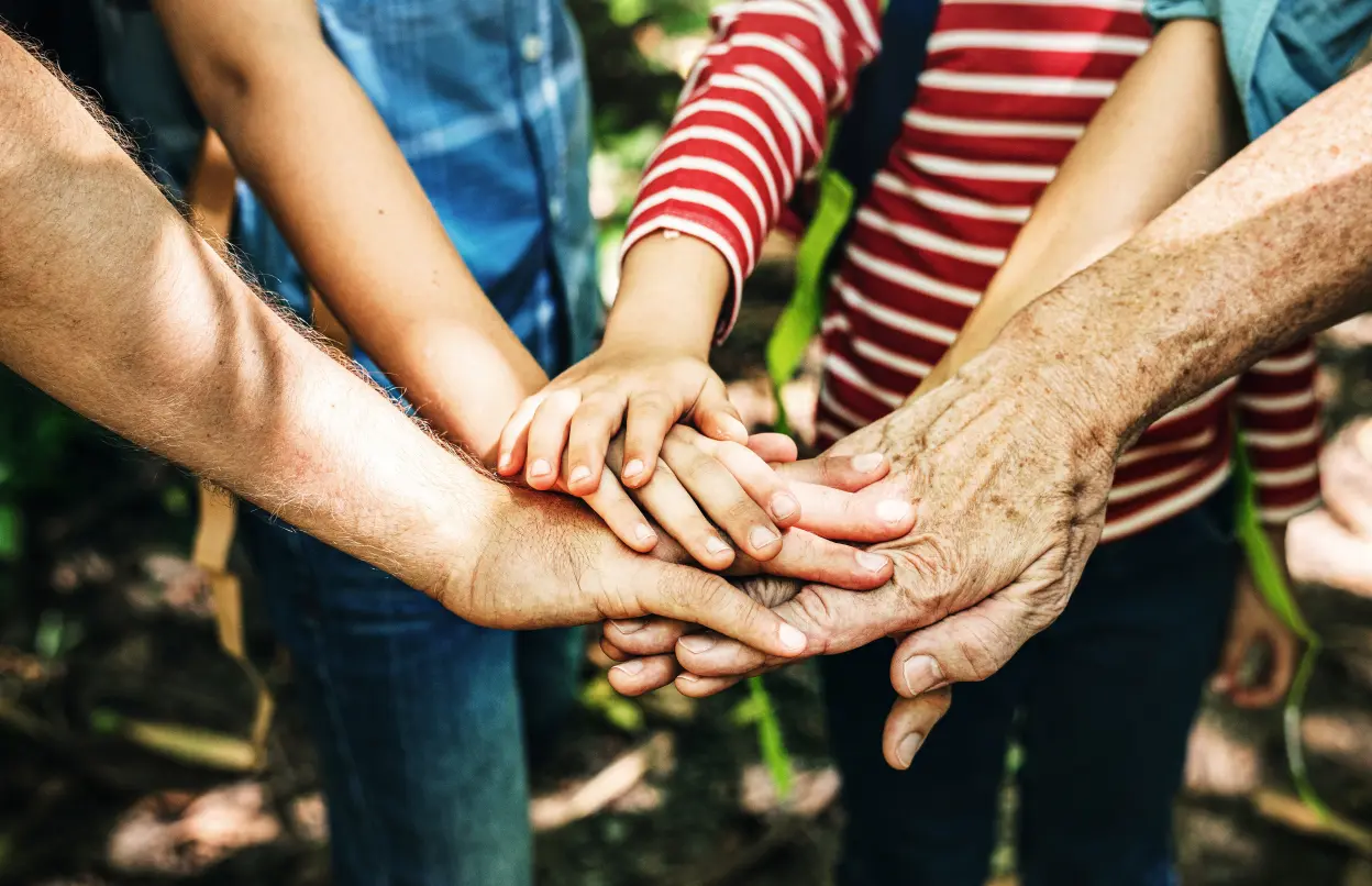 Hände liegen übereinander