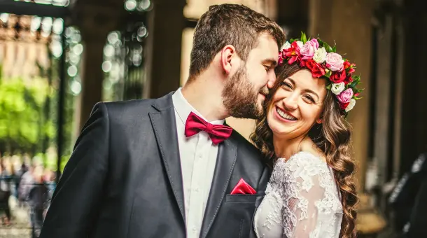 Glückliches Brautpaar nach Trauung