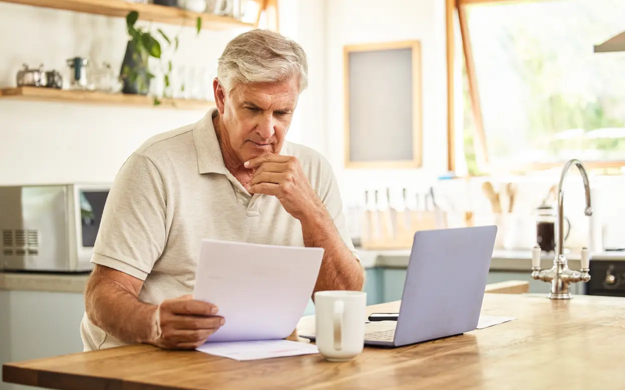 Mann liest konzentriert ein Dokument