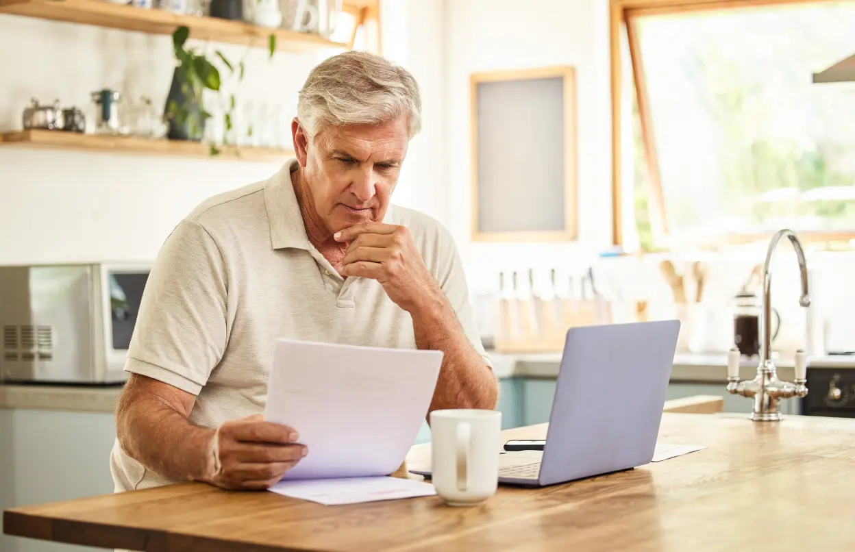 Mann liest konzentriert ein Dokument