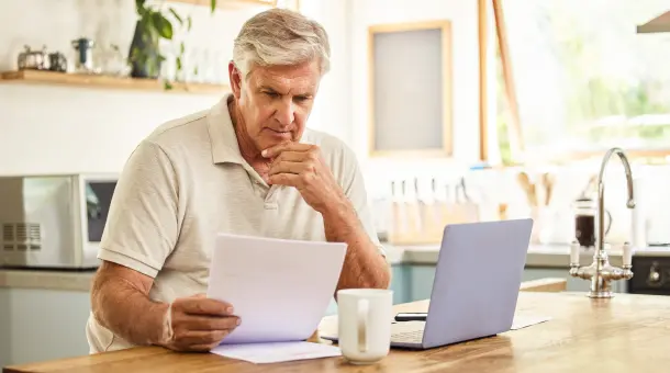 Mann liest konzentriert ein Dokument